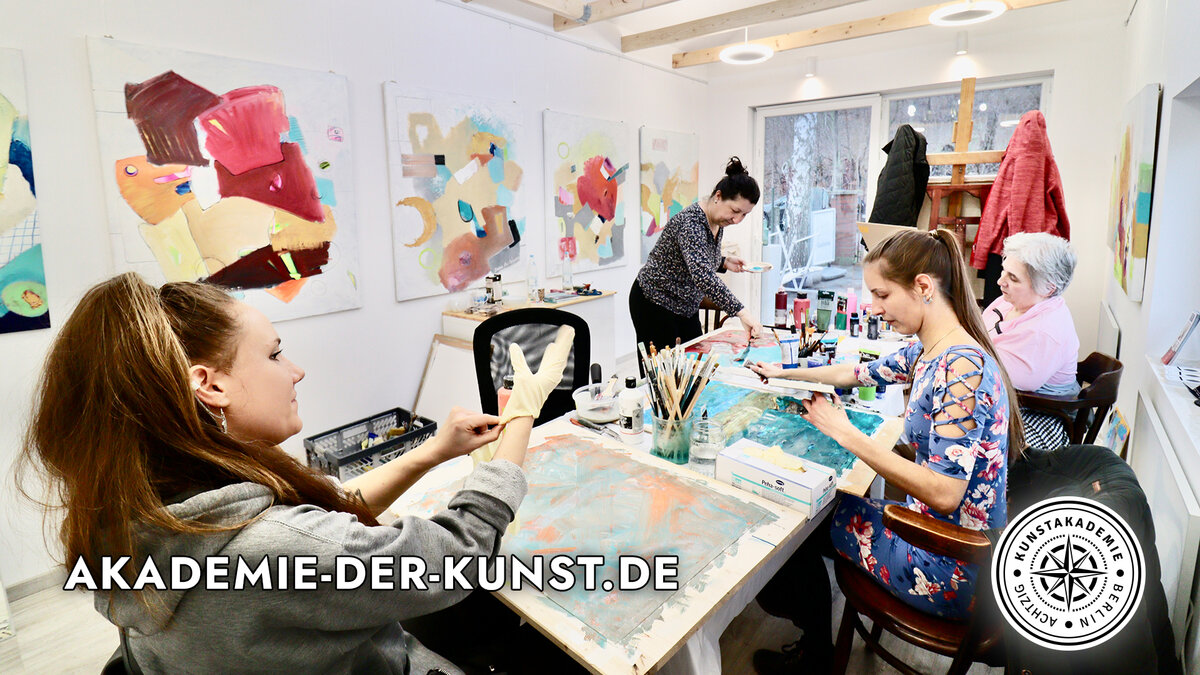 Zu sehen sind Kursteilnehmer der Achtzig Kunstakademie